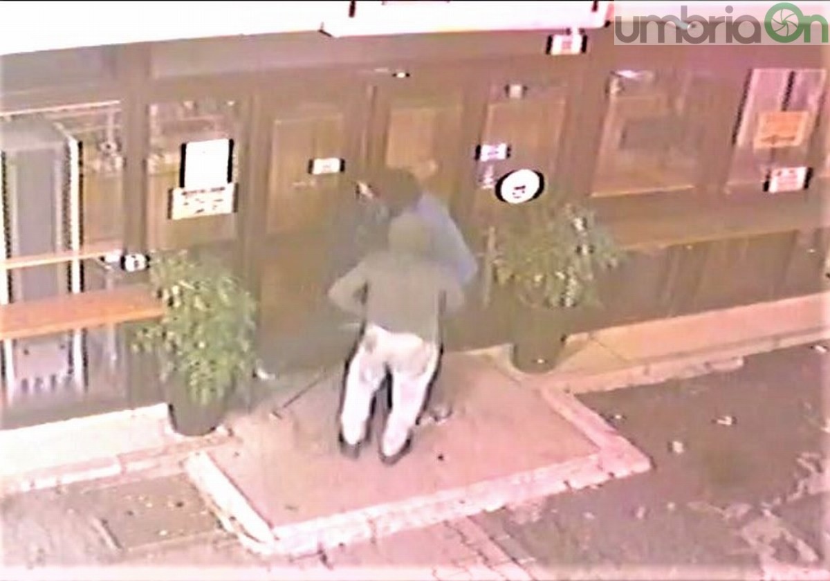 Terni: l’assalto dei ladri al bar di viale Borzacchini – Il video