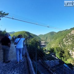 In Umbria il ponte pedonale sospeso da record: la curiosità non manca – Video e foto