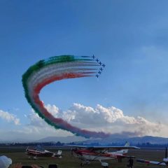 Le Frecce Tricolori colorano il cielo di Foligno – Le foto