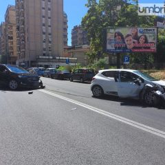 Terni, violento impatto in via Turati tra auto