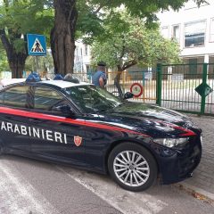 Aspetta che la figlia esca da scuola e intanto spaccia: arrestato