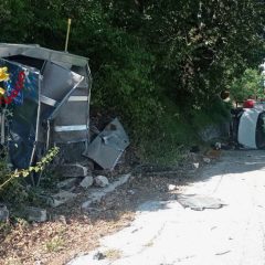 Perugia, auto si ribalta: due feriti. Danni a cabina metano