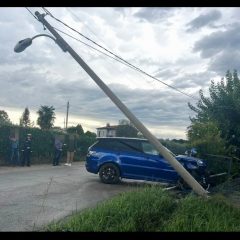 Terni, Vallemicero: auto abbatte segnali stradali e un palo della luce in cemento