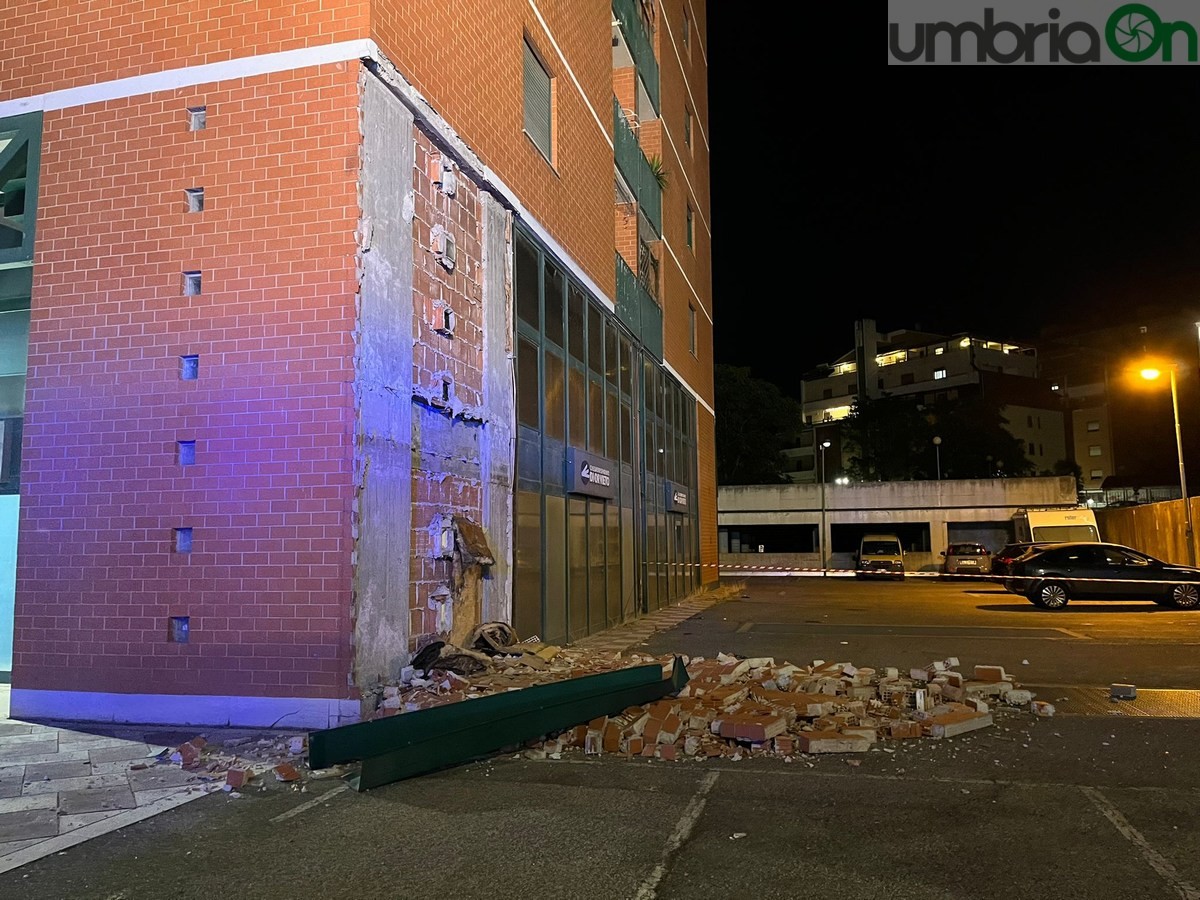 Terni: crolla facciata in viale Turati. Tragedia sfiorata