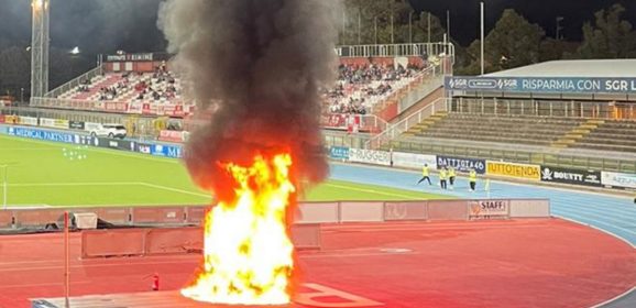 Incendio a Rimini: curva Nord del Perugia chiusa per un turno