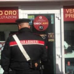 Ruba 5 mila euro di preziosi alla madre e li rivende: denunciata