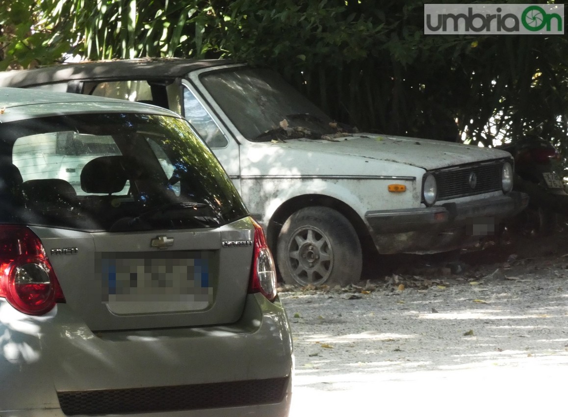 Auto abbandonate a Terni: c’è chi si muove a titolo gratuito