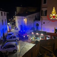 Incendio in una casa in centro a Spoleto: sta bene la persona finita in ospedale