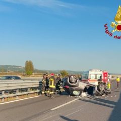 A1, urta il guardrail e si ribalta con l’auto: 30enne ferito