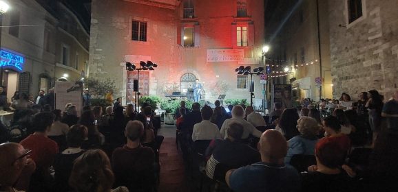 Terni, il ‘Tributo d’autore’ si sposta in via Roma: protagonisti i giovani cantautori