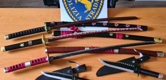 Girano con due coltelli e tre katane: due giovani denunciati