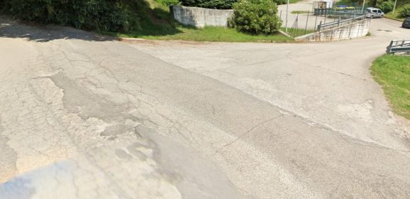 Terni, via delle Madonnine: problemi buche, vegetazione, rifiuti e velocità