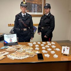 Madre fa arrestare la donna che vende cocaina al figlio: in casa 400 dosi