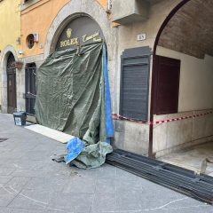 Gioielleria assaltata a Spoleto: si indaga a tappeto