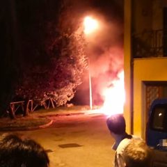 Cesi: auto prende fuoco nel parcheggio di un condominio