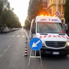 Terni, auto contro scooter in via Battsti: 21enne in ospedale