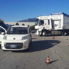 Terni: tir contro auto in via Mercurio. Illese le persone coinvolte