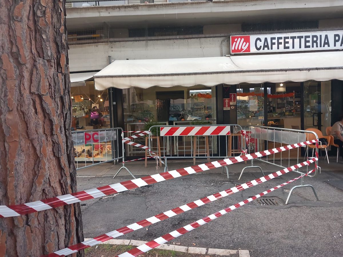 Terni, transenne davanti al bar: «Per noi disagio enorme»