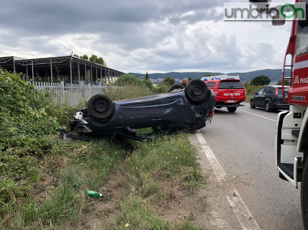 Si ribalta con l’auto fra Terni e Narni: 60enne trasportata in ospedale