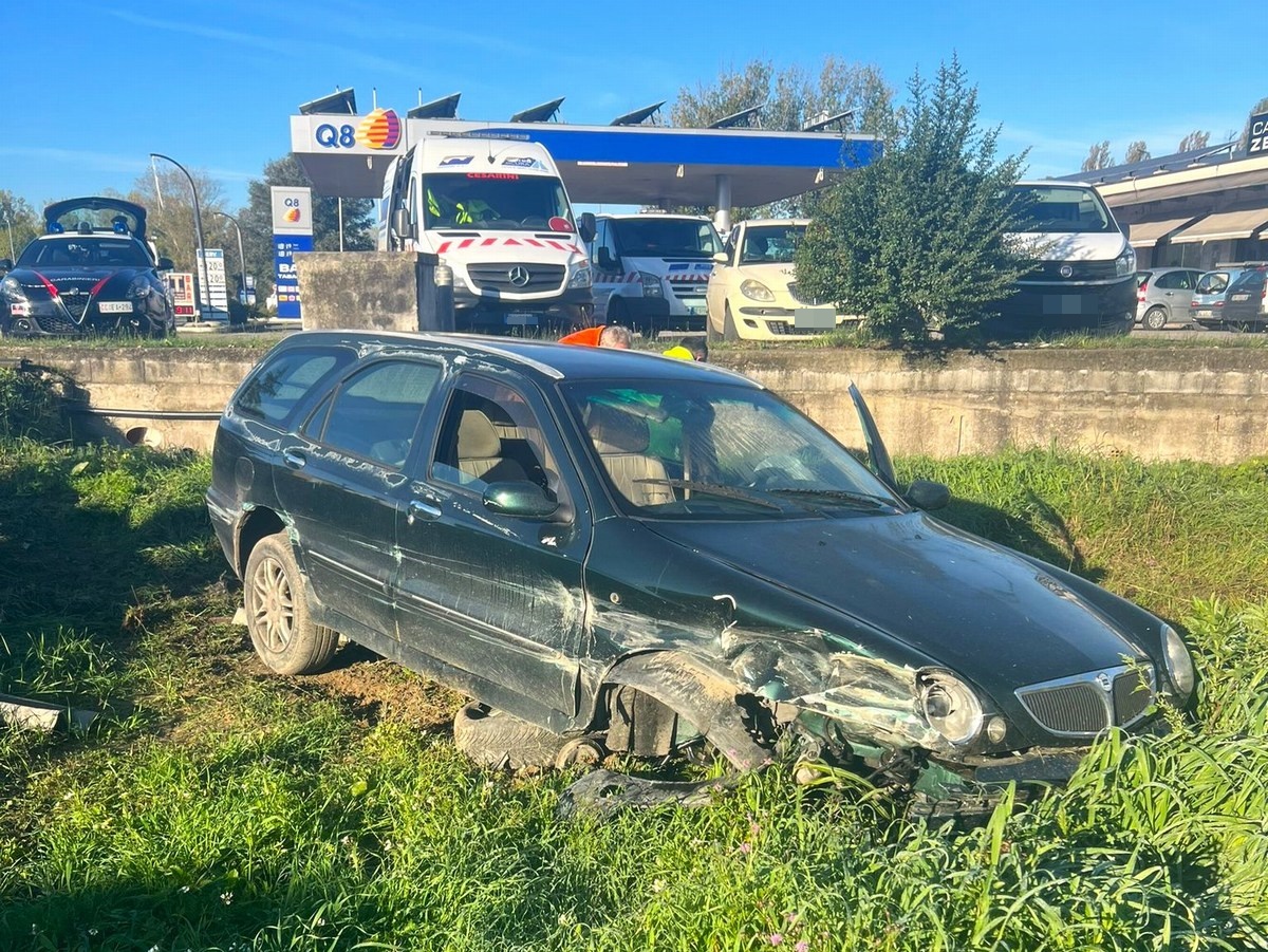 Abbandona l’auto dopo essere finito fuori strada a Maratta: accertamenti in corso