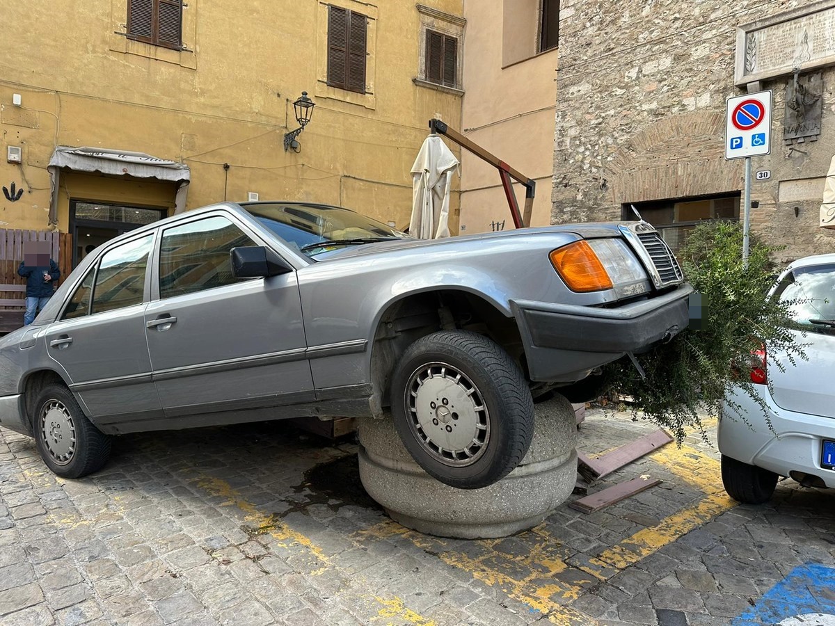 Narni: 80enne finisce con l’auto sulla fioriera