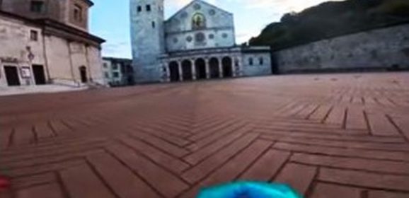 In giro per Spoleto con la macchina… telecomandata – Video