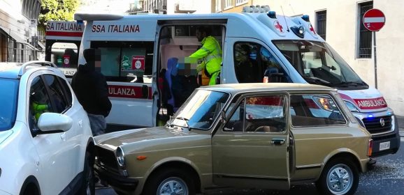 Terni: scontro in centro fra auto d’epoca e ambulanza