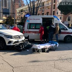 Terni, auto contro scooter alla rotonda: 14enne soccorsa dal 118