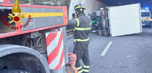 Camion ribaltato sul raccordo: traffico in tilt a Perugia