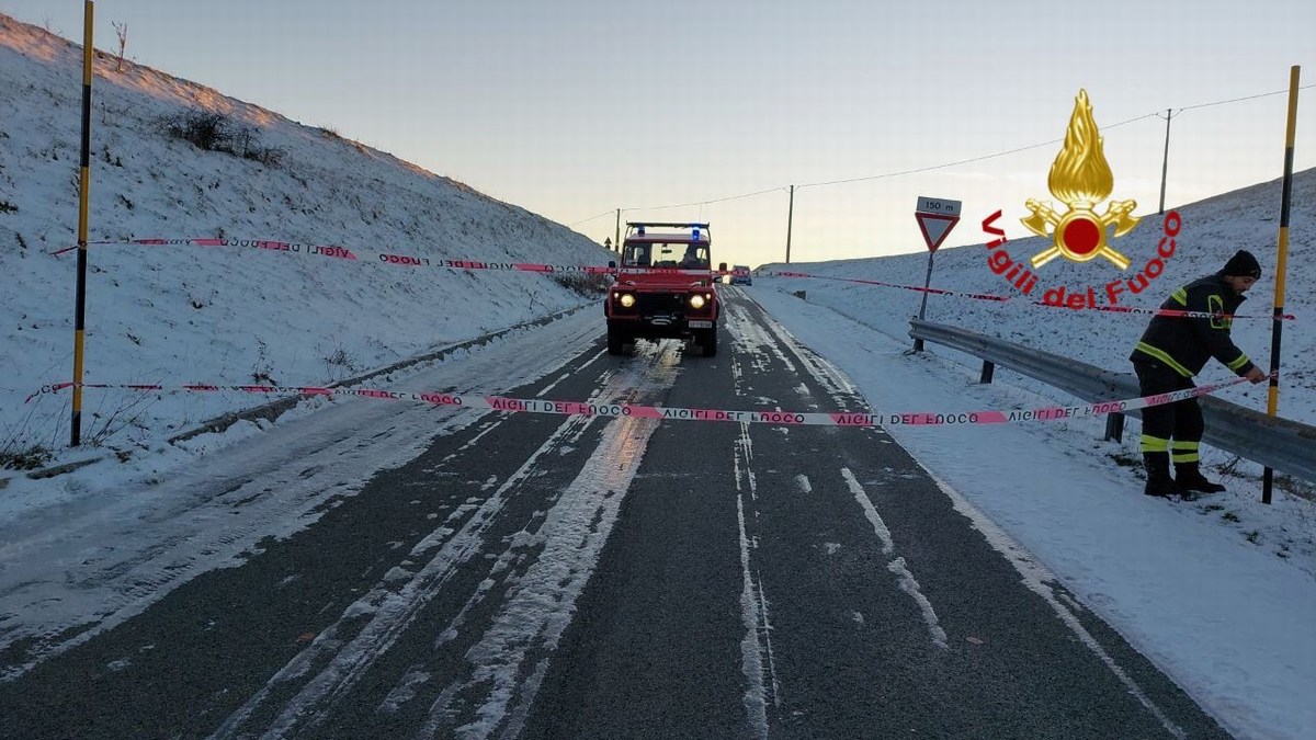 Sigillo: auto ‘in crisi’ per il ghiaccio sul monte Cucco. Vigili del fuoco in soccorso