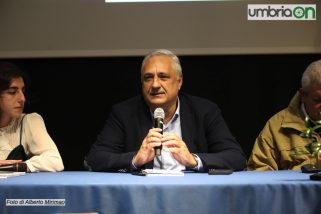 ‘Tra la strada e la luna’ si perde tra i labirinti della memoria