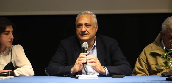‘Tra la strada e la luna’ si perde tra i labirinti della memoria