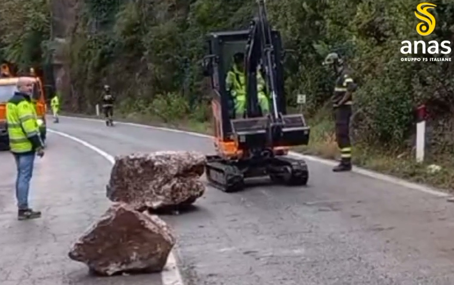 Tre Valli Umbre, massi in strada. Strada riaperta