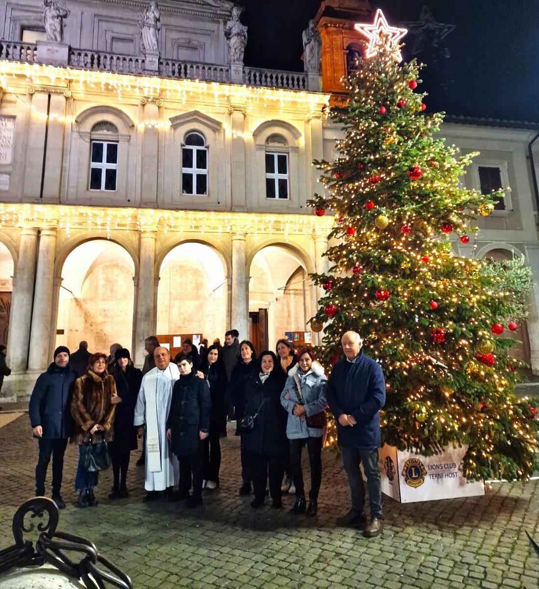 Terni: acceso in piazza Duomo l’albero di Natale del Lions Club Terni Host