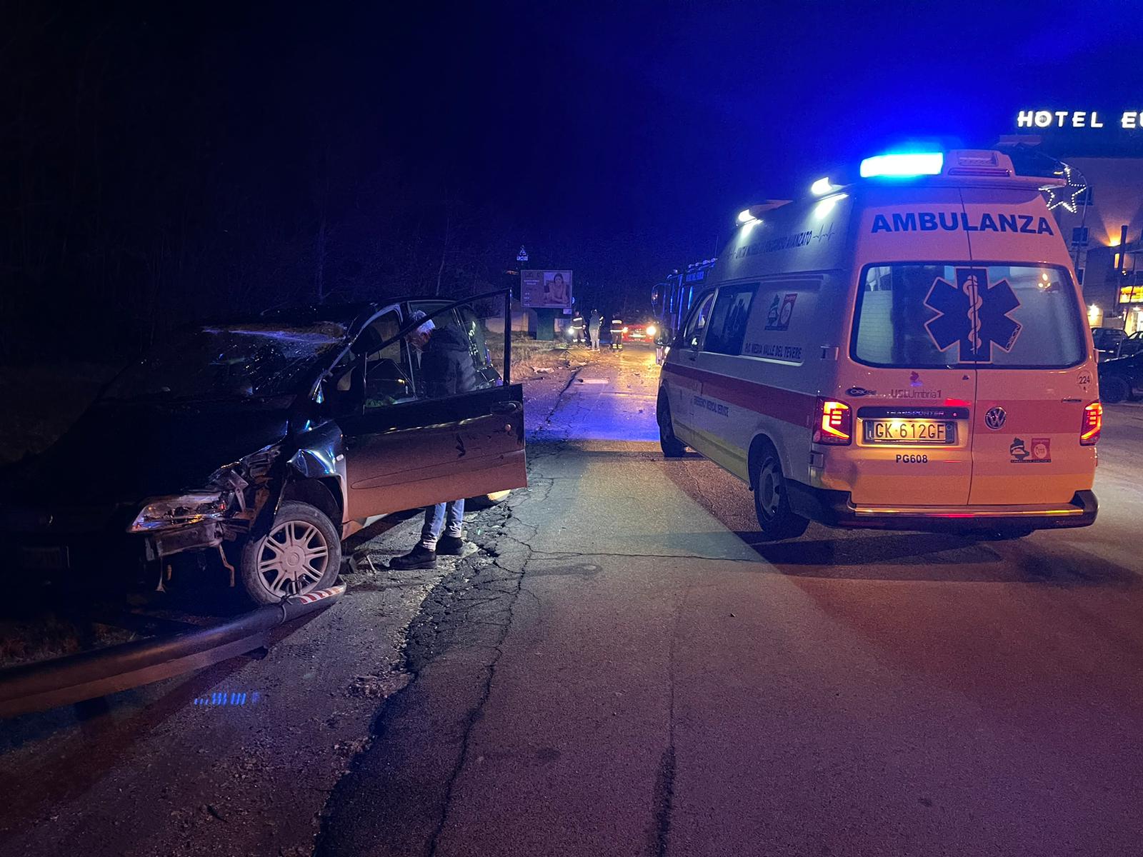 Todi, va fuori strada e centra pensilina autobus: ferito 62enne