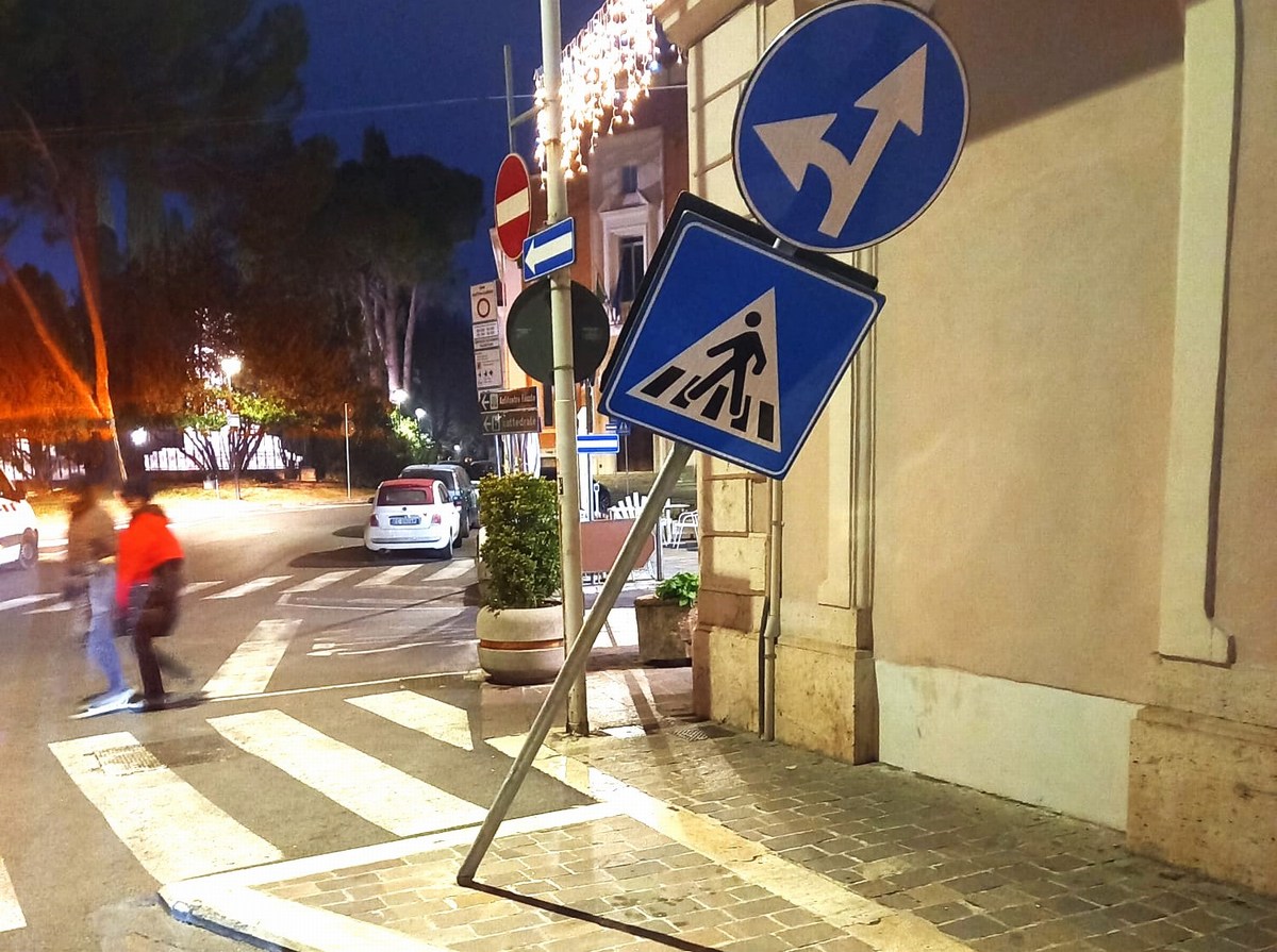 Terni: colpisce cartello stradale e poi se ne va. Mezzo intercettato grazie a una testimone