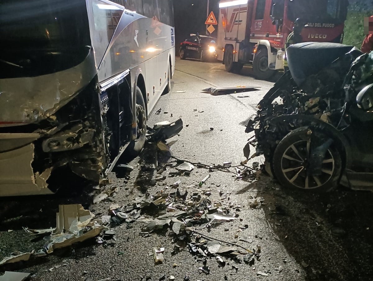 Sismano: auto contro bus. Madre e due figlie in ospedale