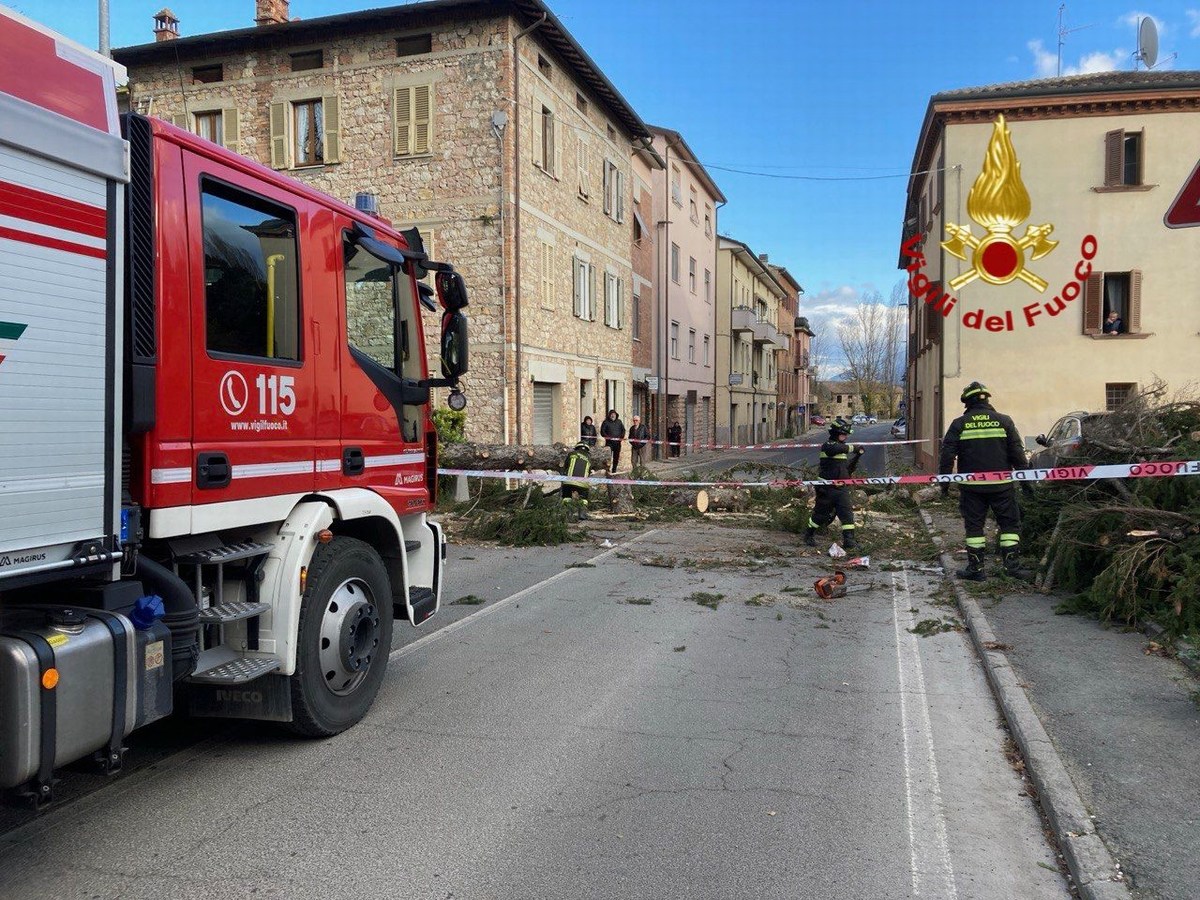 Umbria, vento forte: decine gli interventi dei vigili del fuoco