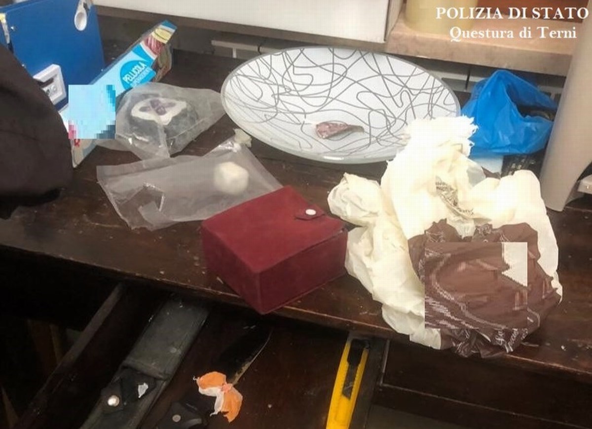 Terni: in casa droga e contanti per oltre 70 mila euro. Condannato ex militare 29enne