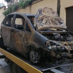 Terni: auto e garage in fiamme in via XX Settembre. Danni ingenti