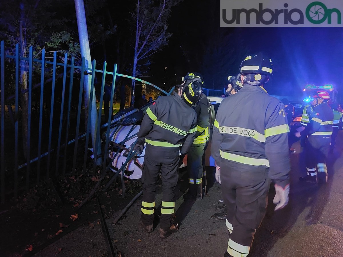 Terni: perde controllo dell’auto e ‘sradica’ la recinzione di Cardeto. Ferito 55enne