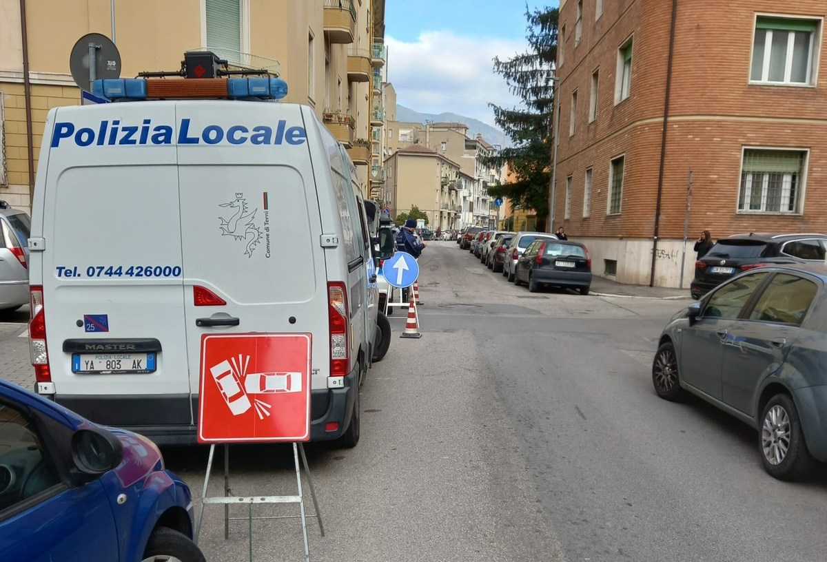 Terni perde controllo dell’auto e ne danneggia quattro in sosta umbriaON