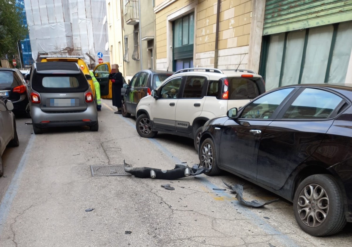Terni perde controllo dell’auto e ne danneggia quattro in sosta umbriaON