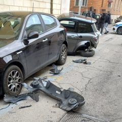 Terni: perde controllo dell’auto e ne danneggia quattro in sosta