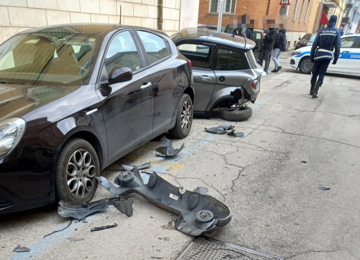 Terni: perde controllo dell’auto e ne danneggia quattro in sosta