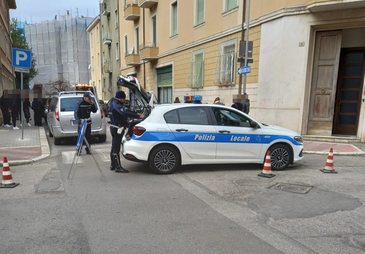 Terni perde controllo dell’auto e ne danneggia quattro in sosta umbriaON