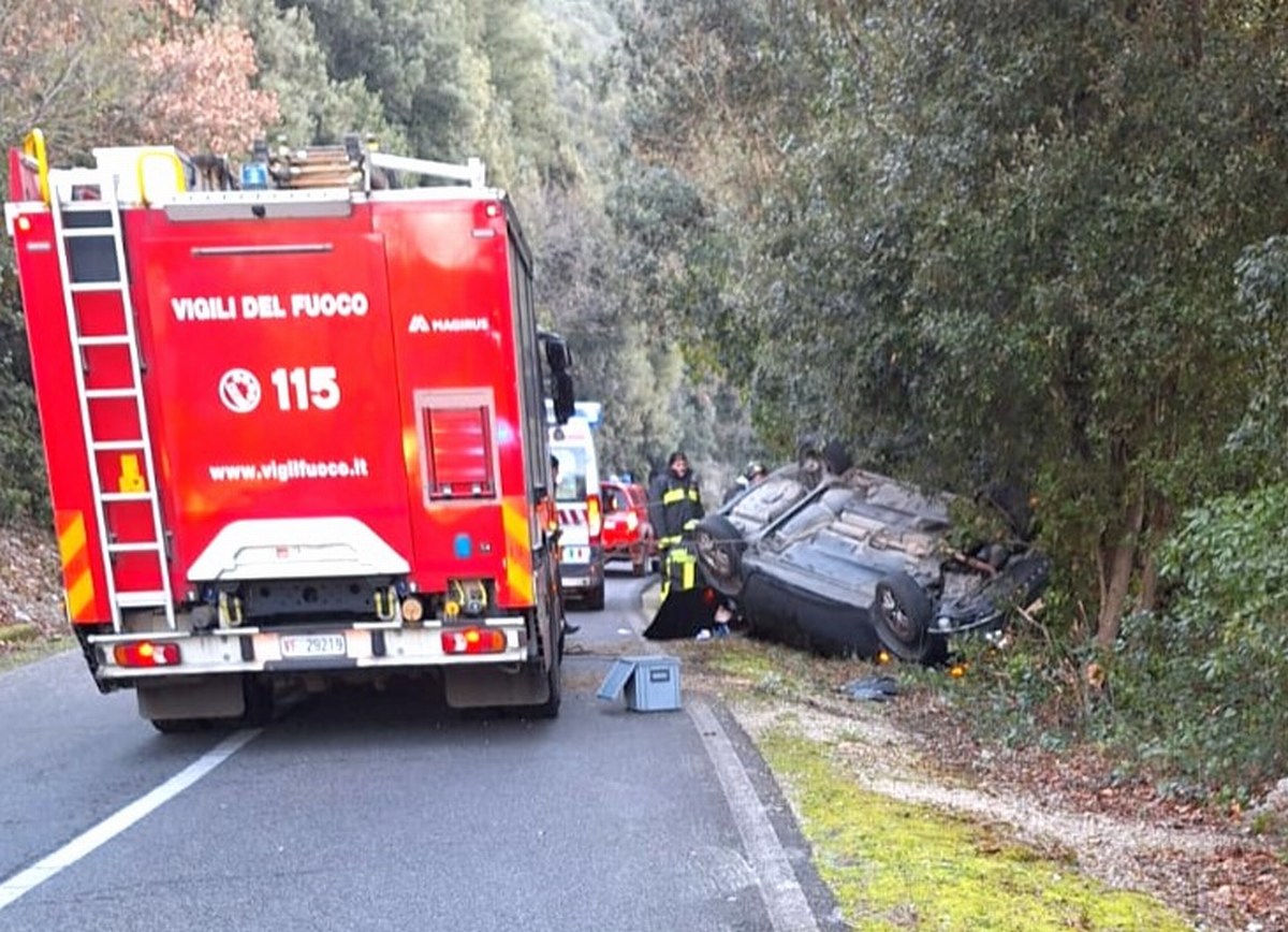 Terni, si ribalta con l’auto fra Marmore e Piediluco: 24enne in ospedale