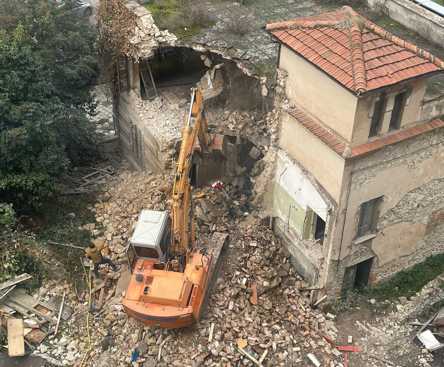 Terni, complesso Battisti: via lo storico rudere. Tempo di demolizione