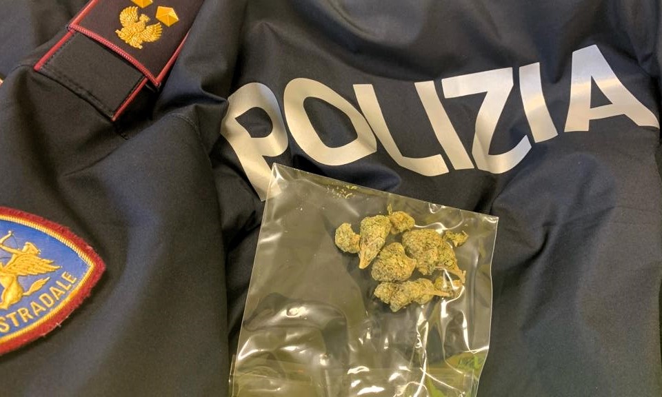 Restano in panne sull’A1 e chiedono aiuto. E la polizia trova la marijuana