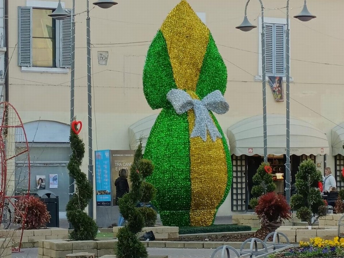 Terni: in centro spuntano le uova. Bandecchi: «Ecco la Pasqua ternana»